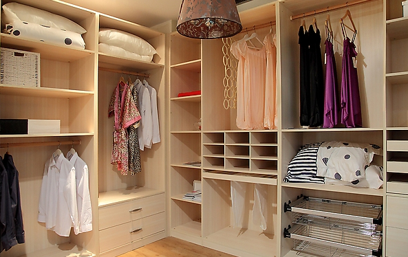 利用純(chun)堿去除衣(yi)櫥的臭味(wei)